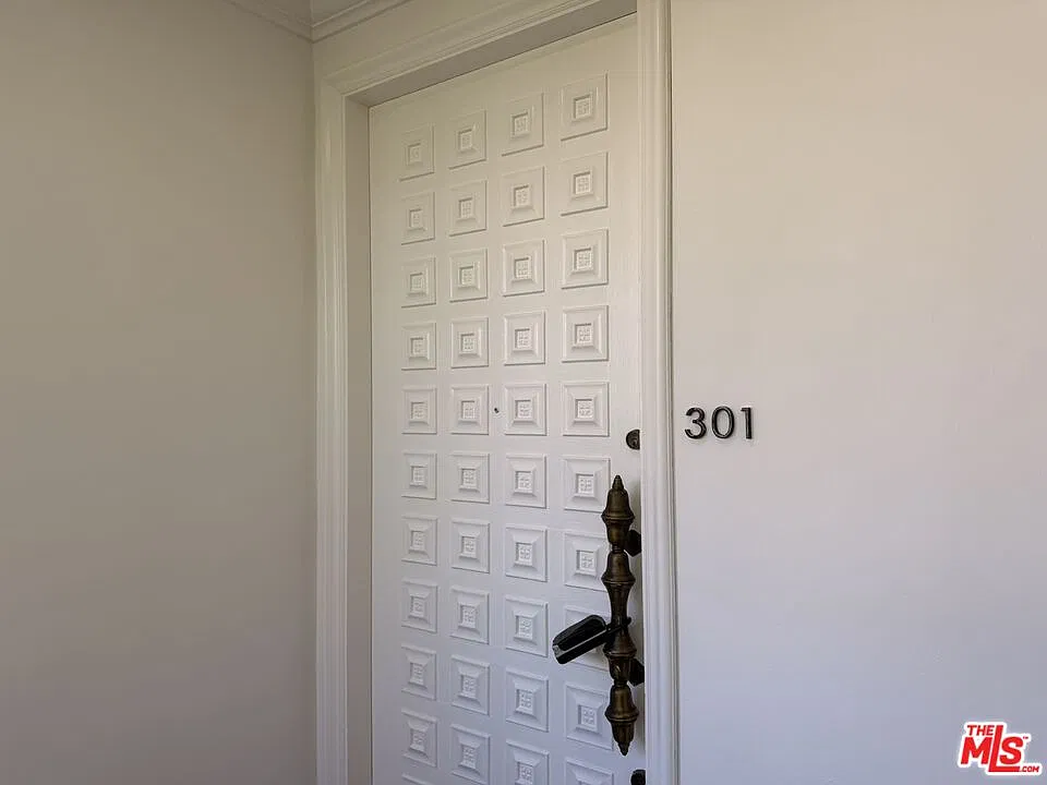 3 bed, 3.5 bath, 2500 sqft, $8,500 — Photo 3