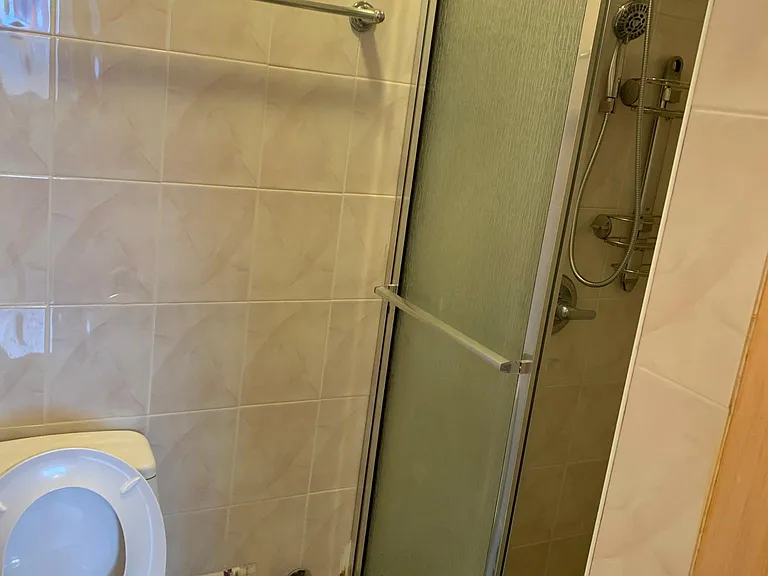 Stand up shower of the master bedroom bathroom
