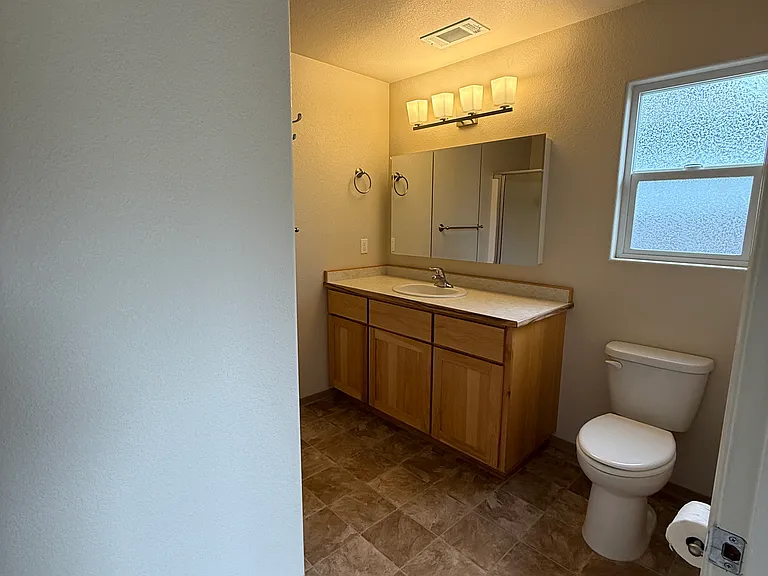 1079 Hilltop Dr — Photo 9