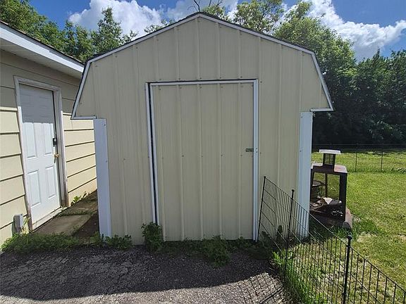 4th image of 807 Pacific STREET