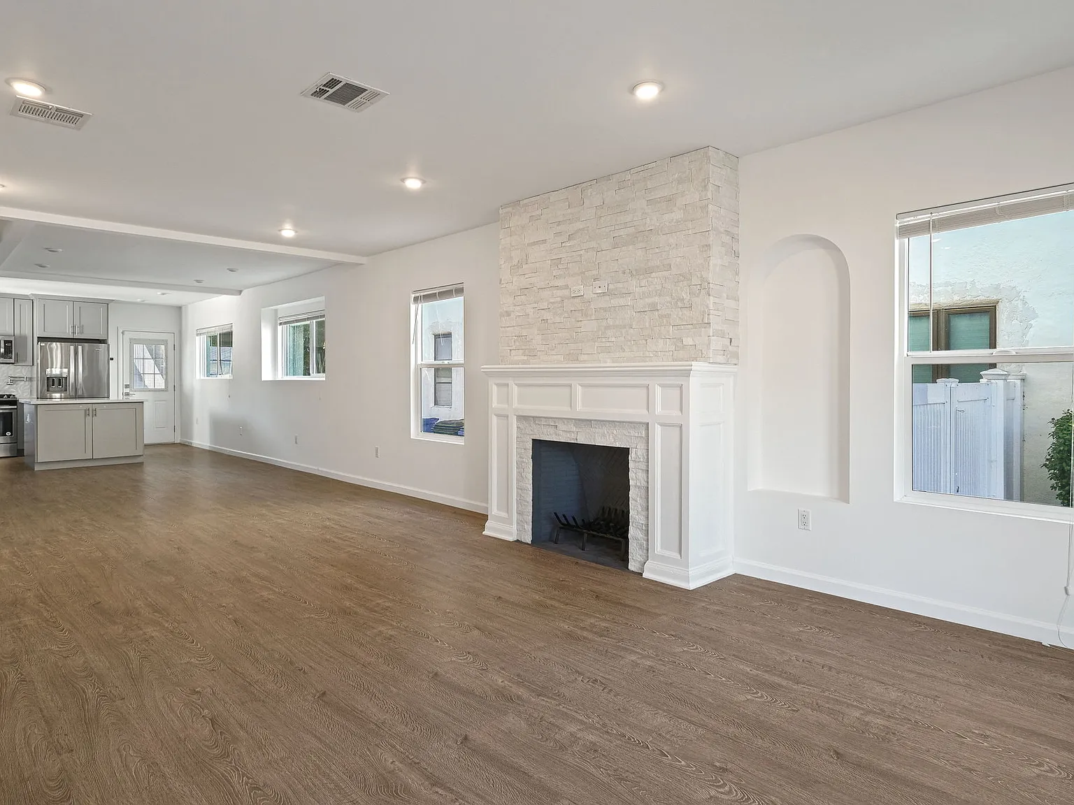 3 bed, 1550 sqft, $5,275 — Photo 4
