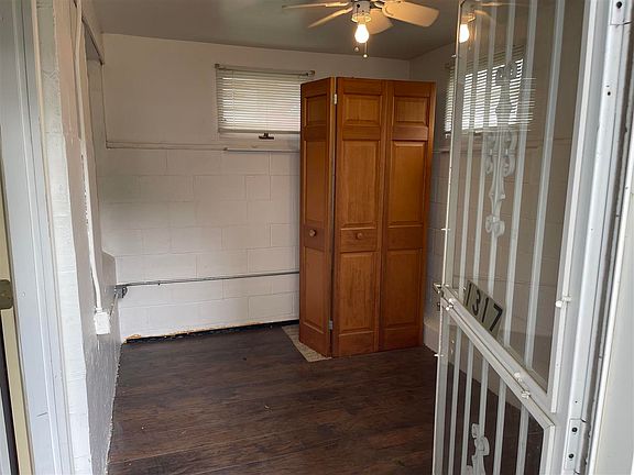 3rd image of 1315 Oakcrest St