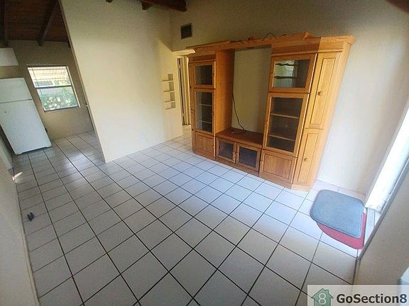 4th image of 820 NE 3rd Ave