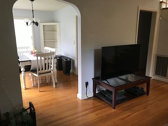 3rd image of 723 Shirley Ave