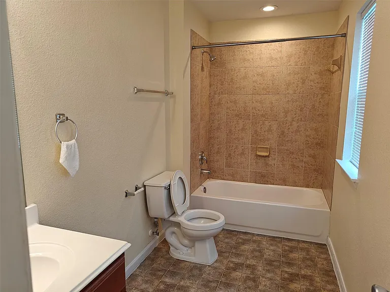 7915 Moss Springs Ct — Photo 32