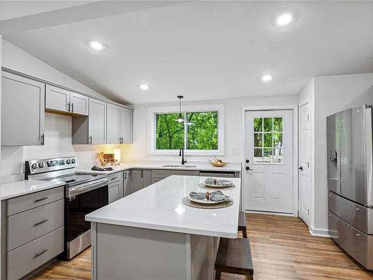 698 Garibaldi St SW — Photo 9