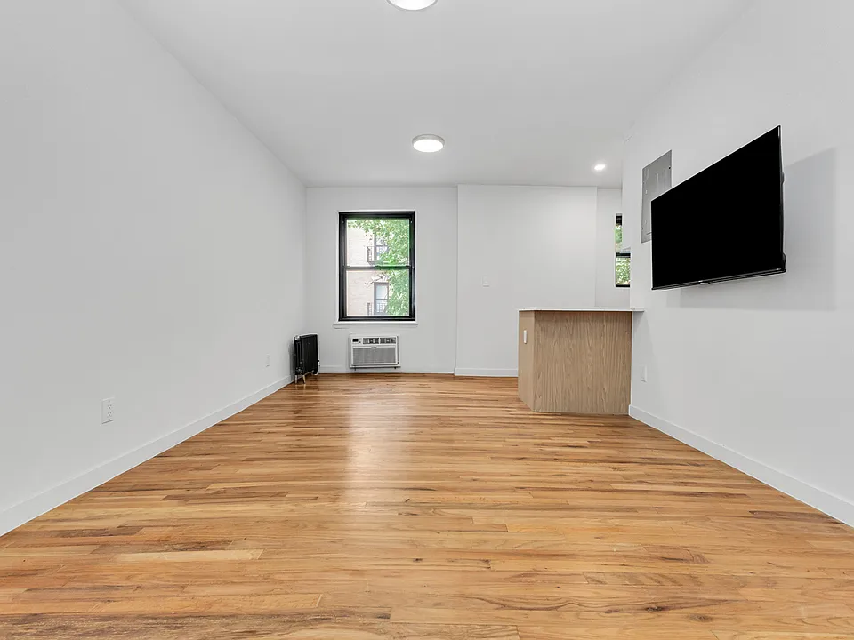 268 W 21st St #3E
