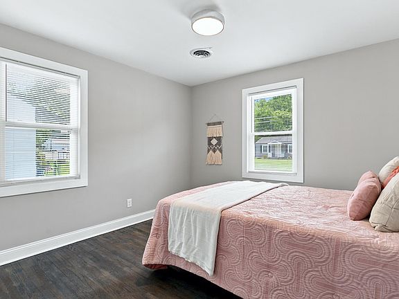 4th image of 825 Old Forest Rd