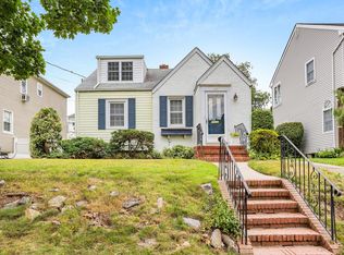 105 Moore St, New Hyde Park, NY 11040