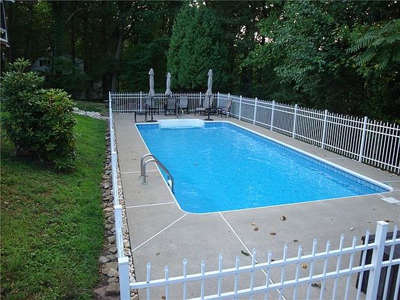 4th image of 10 Dunham Dr