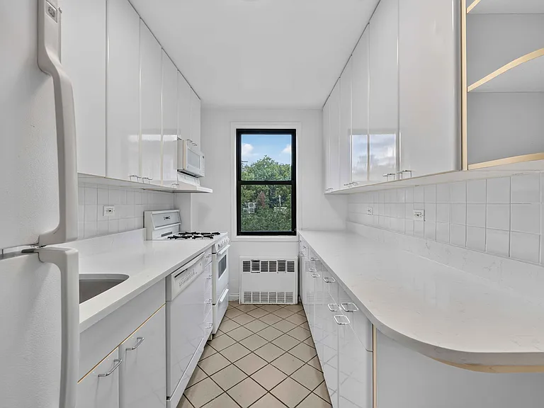 150 E 18th St #6E — Photo 6