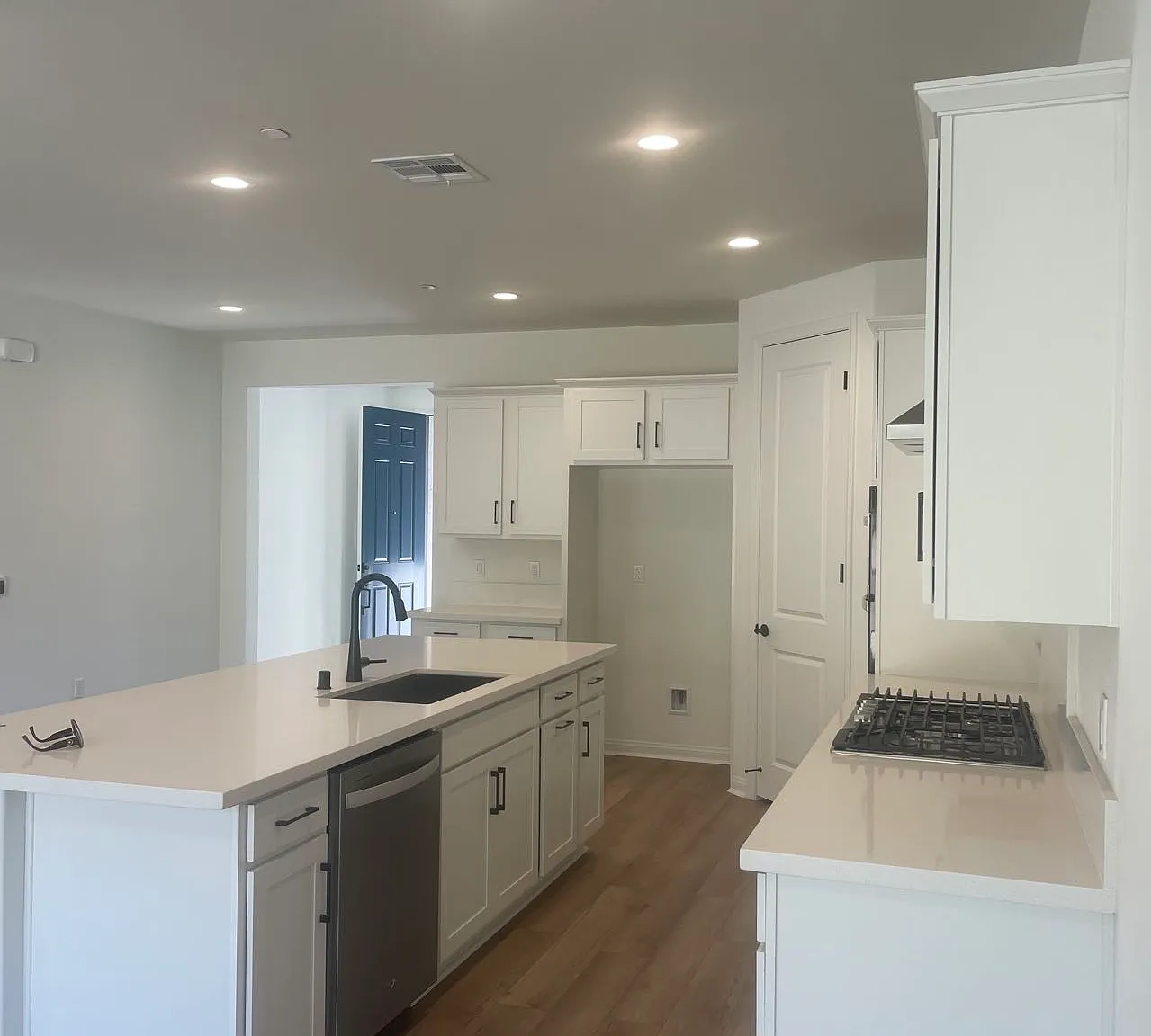 5 bed, 2824 sqft, $4,200 — Photo 2