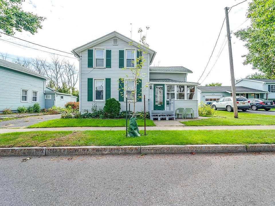 Cozy home with a enclosed front porch!