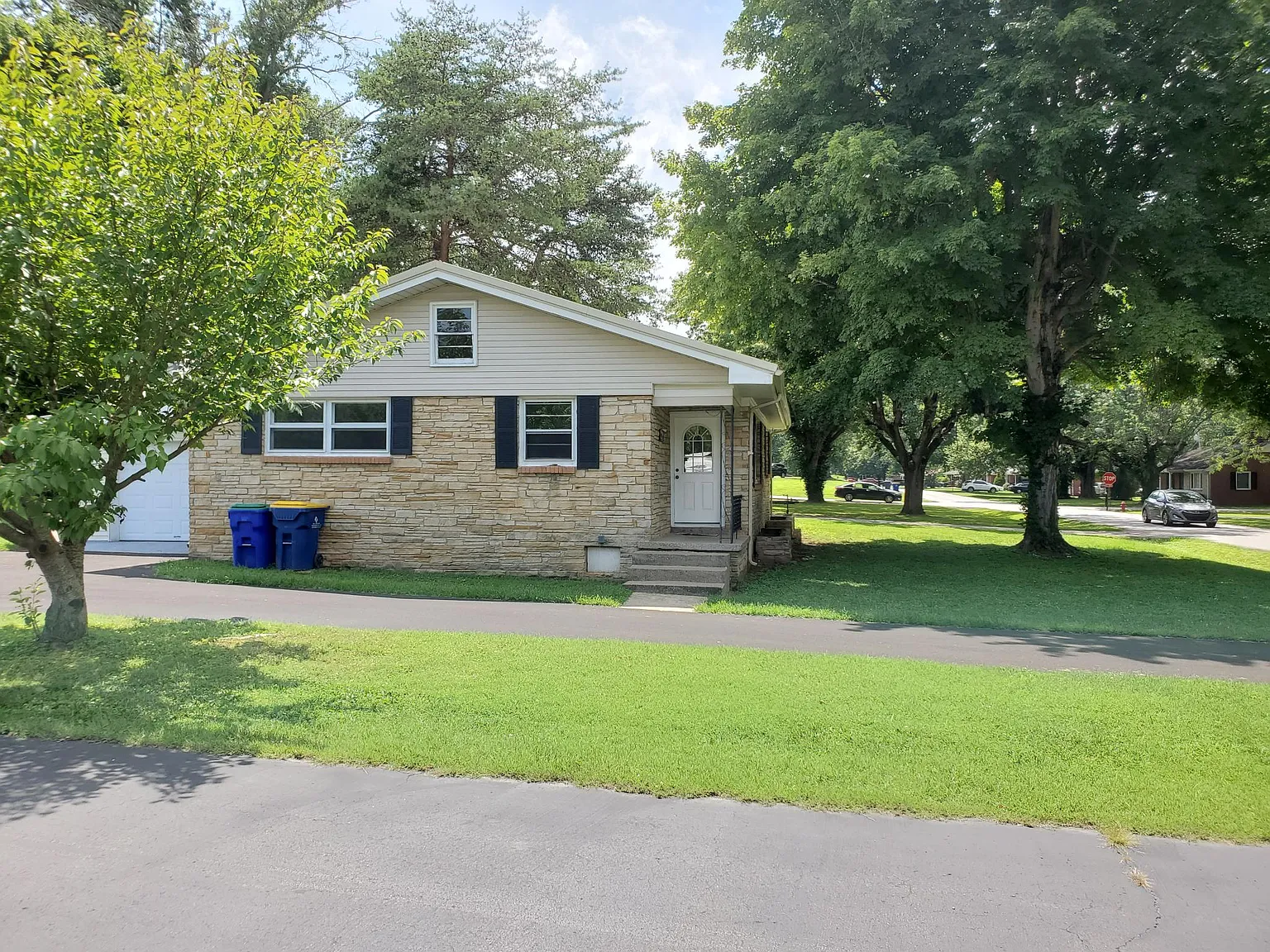 827 Meadow Ln — Photo 4