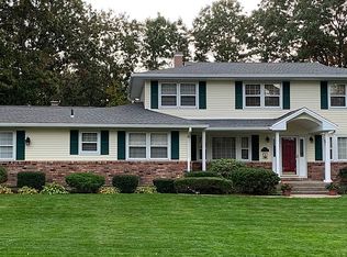 16 Woodstock Pl, Lake Grove, NY 11755