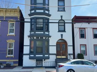 318 1st St #B, Troy, NY 12180