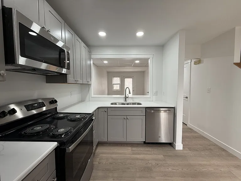 719 W College Ave — Photo 6