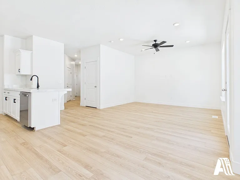 447 E 650 N — Photo 30