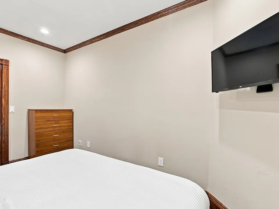 13 Strathmore Rd #2B