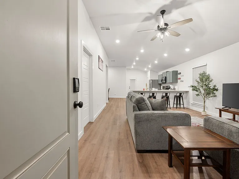 2515 Kenwood Ave — Photo 26