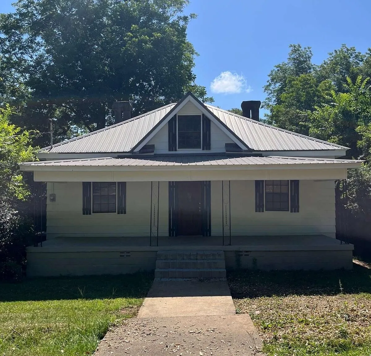 3 bed, 2.0 bath, 1800 sqft, $1,200 — Photo 1