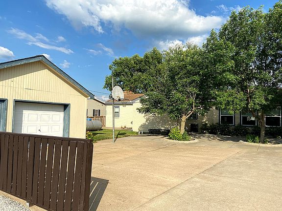 3rd image of 2409 W Shore Dr