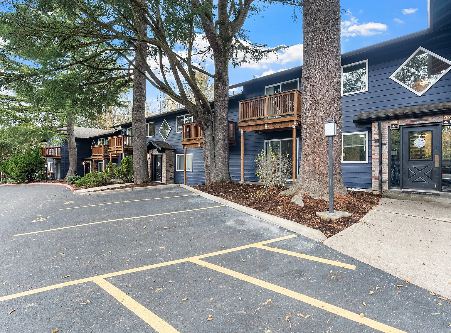 Royal Pines — Photo 1