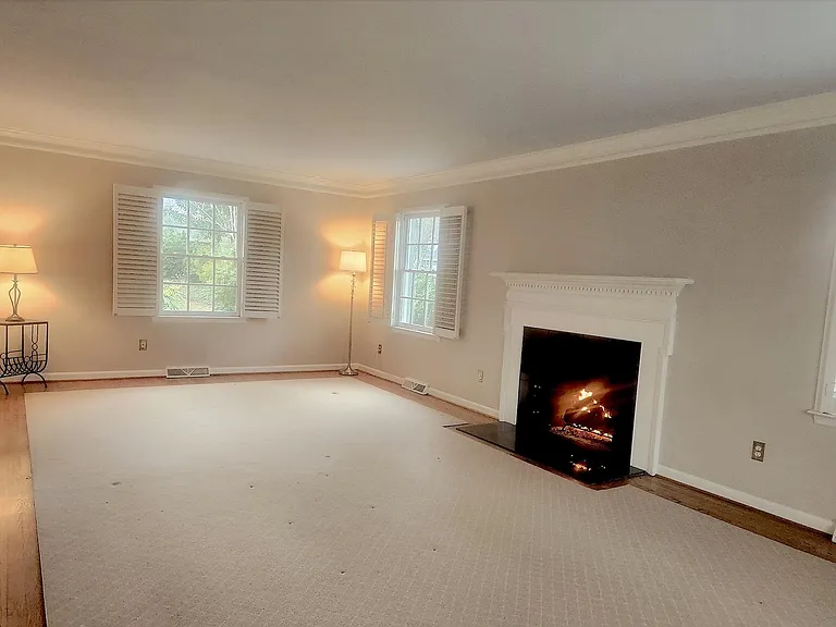 426 Devonshire Ln — Photo 3