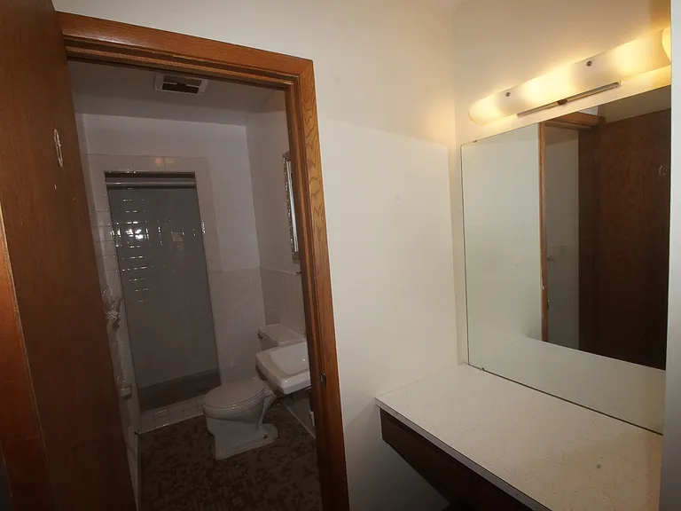 Master bathroom 3/4