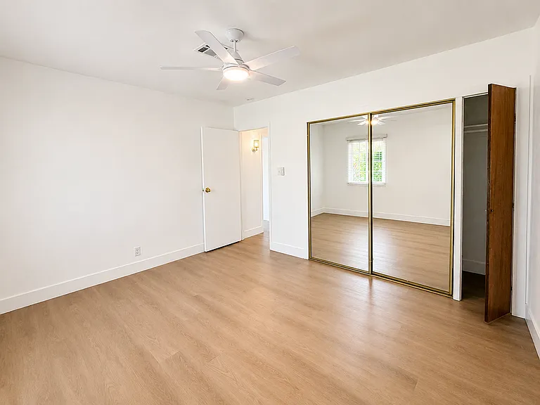 917 N Mariposa St — Photo 10