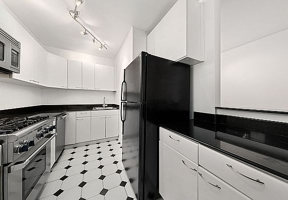 4th image of 116 Central Park S APT 8D