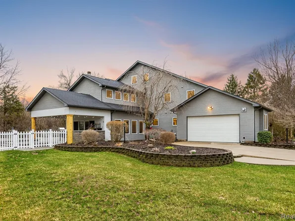 552 N McKinley Rd, Flushing, MI 48433