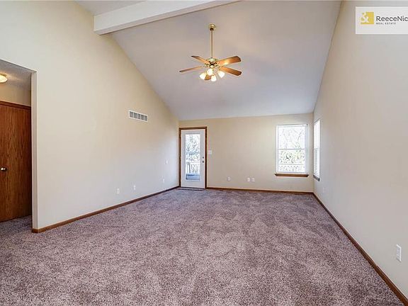 NICE LARGE LIVING ROOM