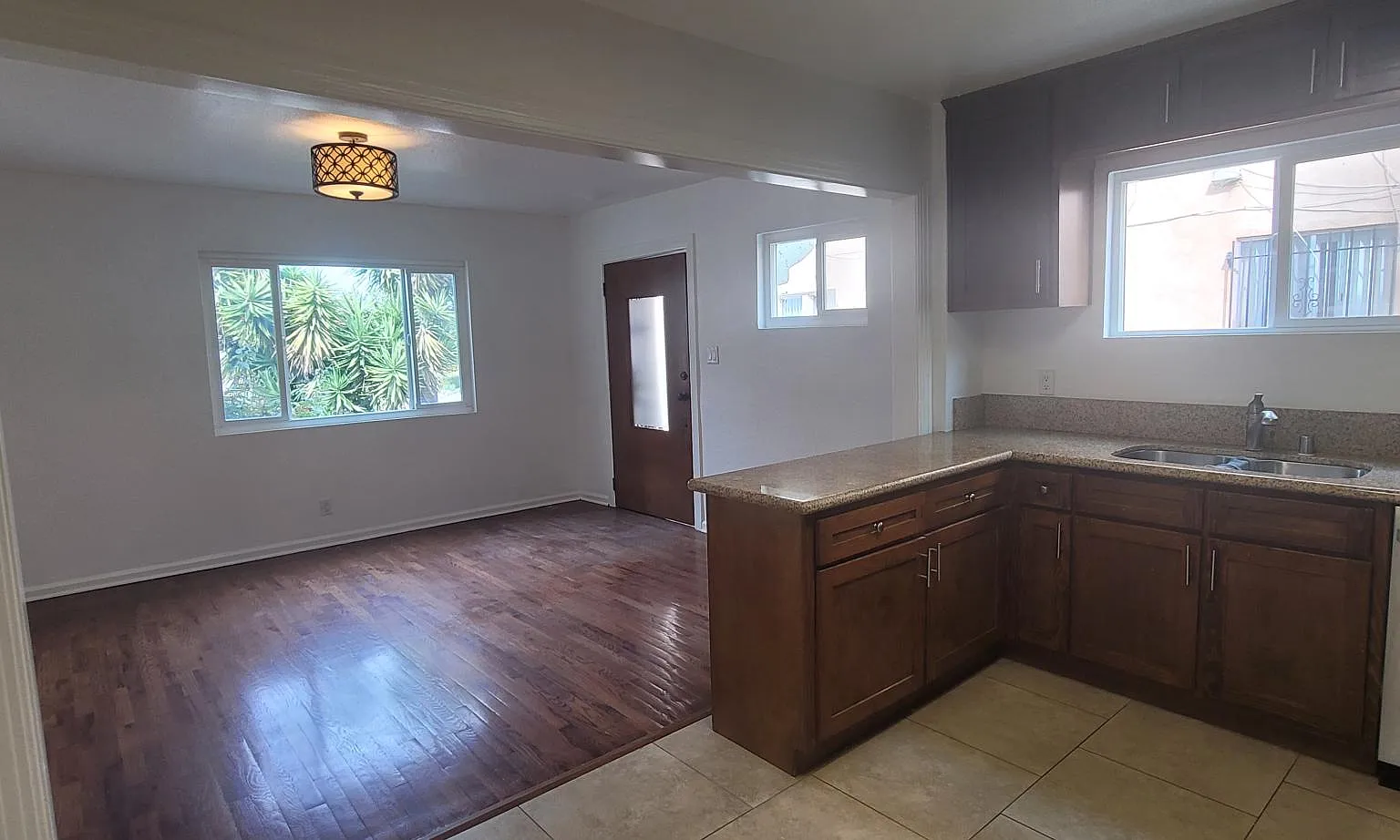 2 bed, 800 sqft, $2,700 — Photo 3