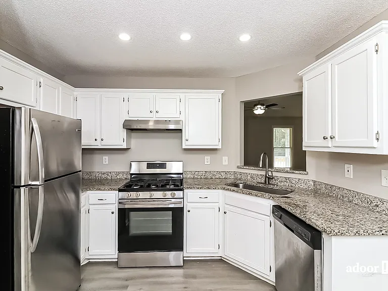 250 Sadler Dr — Photo 2