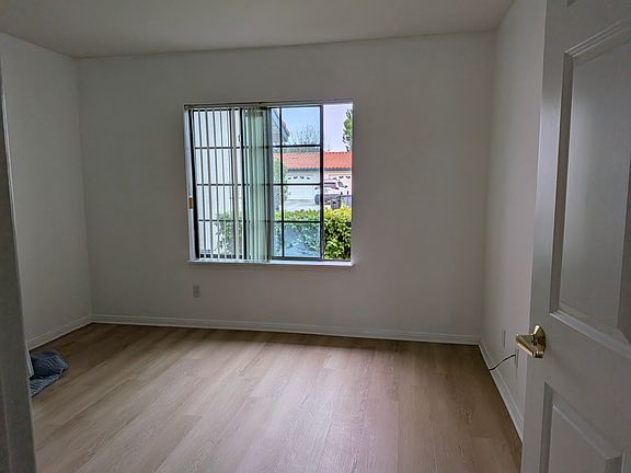 4th image of 1048 Mountain View Dr