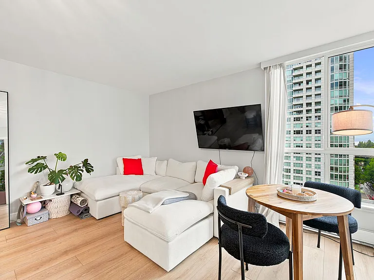 1500 Howe St #1502 — Photo 3