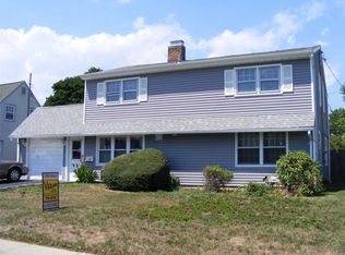 27 Thrush Ln, Levittown, NY 11756