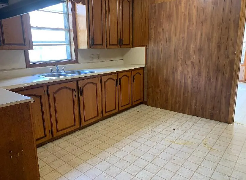 820 Raymond Street - 1 — Photo 2