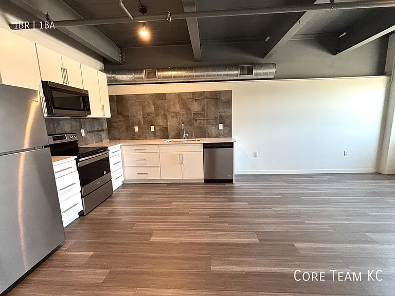 1180 E 30th St #307 — Photo 4