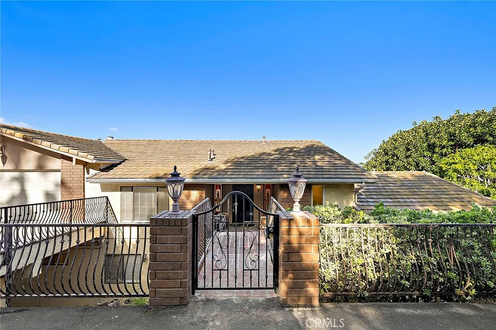5 bed, 6.0 bath, 6000 sqft, $7,900 — Photo 1