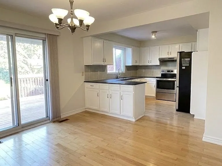 38 Southgate Cres — Photo 2