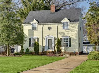 582 Lake Forest Dr, Bay Village, OH