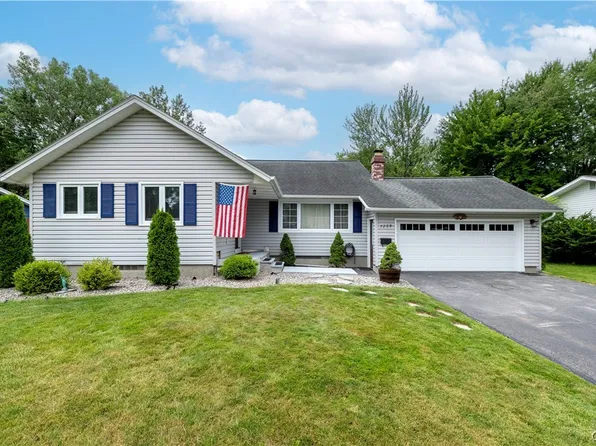 7209 Rosewood Cir, North Syracuse, NY 13212