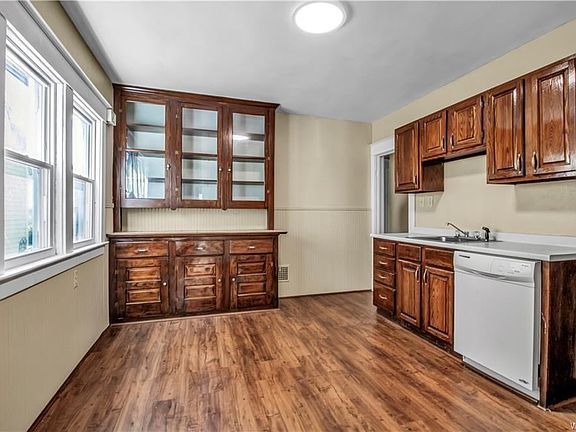 3rd image of 44 Saint Florian St