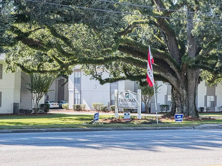 Twin Oaks Apartments — Photo 7