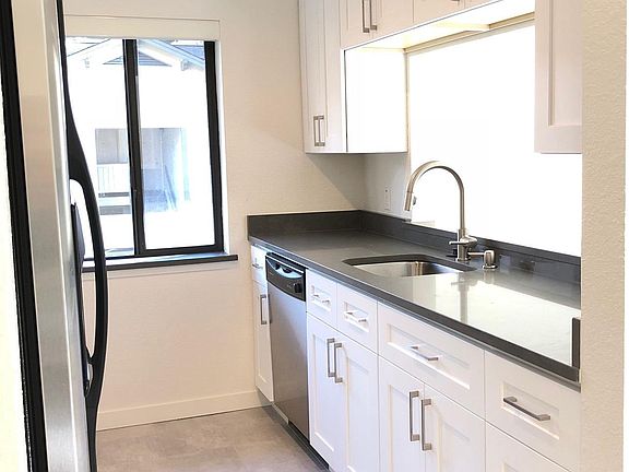 4th image of 220 NE Dogwood St APT B301