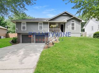 1120 NE Ridgeview Dr, Lees Summit, MO 64086