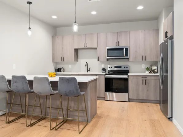 517 Oxford Ave, Harrisburg, SD 57032