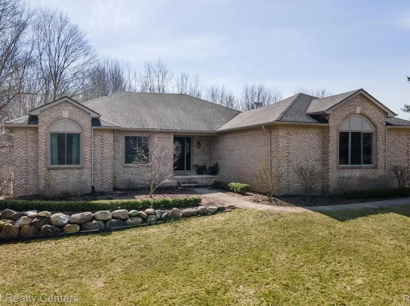 464 Mack Rd, Lakeville, MI 48367